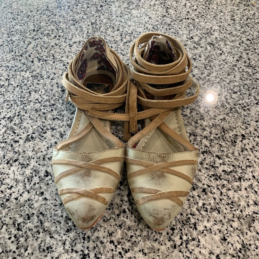 FREEBIRD by Steven Distressed ERYN Flats Sz 6